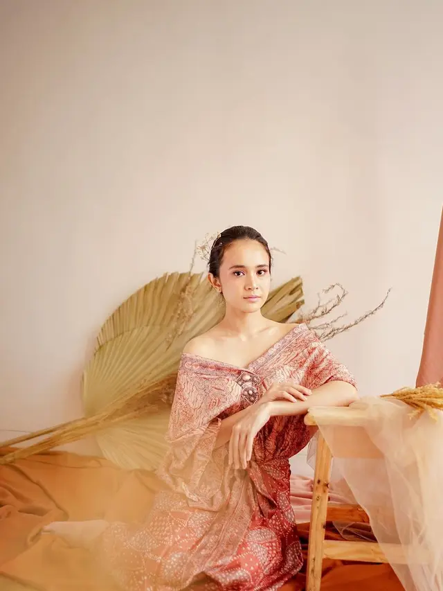 6 Pesona Artis dalam Balutan Kain Nusantara, Cantik Alami