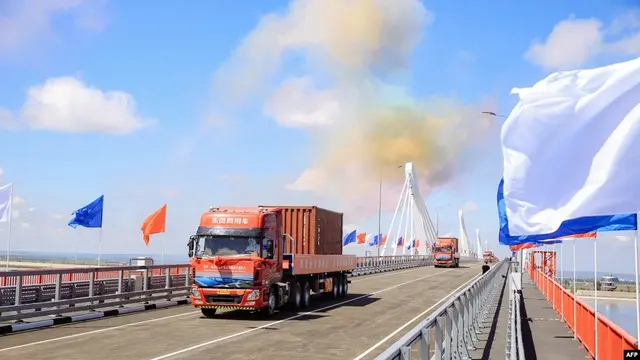 Peresmian jembatan perbatasan pertama di atas sungai Amur (Heilongjiang) yang menghubungkan kota Blagoveshchensk di Rusia dan kota Heihe di China, 10 Juni 2022. (Foto: Handout / Layanan pers Pemerintah wilayah Amur / AFP)