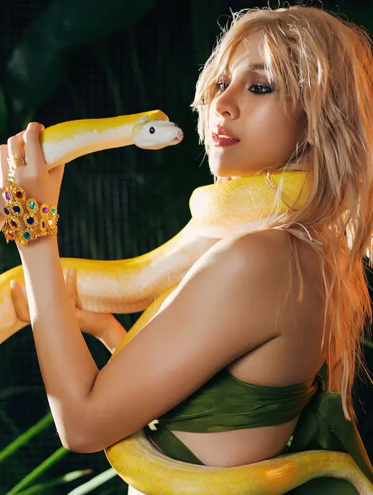 Tanpa rasa takut, Anya Geraldine menggendong dan berinteraksi cukup dekat dengan seekor ular phyton. [@anyageraldine]