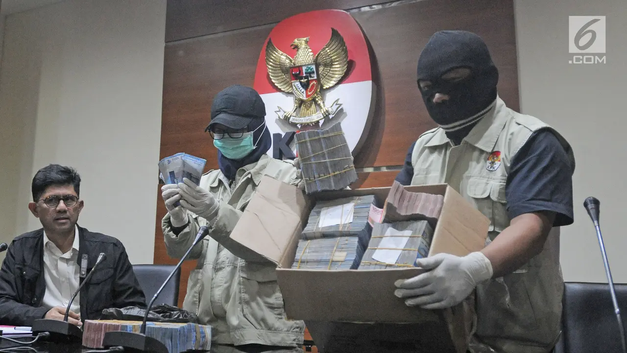 FOTO: OTT Bupati Lampung Tengah, KPK Tunjukan Uang Suap Rp 1 Miliar