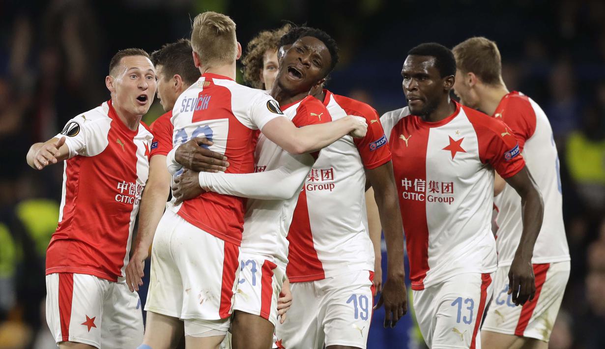 Para pemain Slavia Praha merayakan gol yang dicetak oleh Petr Sevcik ke gawang Chelsea pada laga leg kedua perempat final Liga Europa di Stadion Stamford Bridge, Kamis (18/4/2019). Chelsea menang 4-3 atas Slavia Praha. (AP/Matt Dunham)