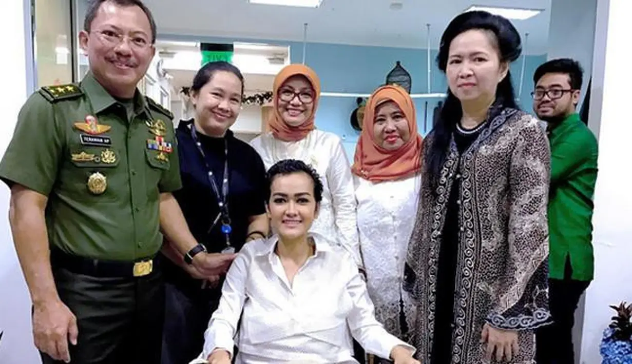 Sejak Februari Jupe menjalani perawatan di Rumah Sakit Cipto Mangunkusumo, Jakarta. Para sahabat datang silih berganti mengunjungi Jupe. Tidak hanya para sahabat dekat, tapi juga para politisi dan pejabat. (dok. Instagram)