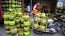 Pekerja menata tabung gas elpiji 3 kg ke atas sepeda motor untuk didistribusikan di kawasan Jakarta, Rabu (4/1/2023). Tahun 2023, pembelian elpiji 3 kg akan diperketat dengan menggunakan KTP. (Liputan6.com/Angga Yuniar)