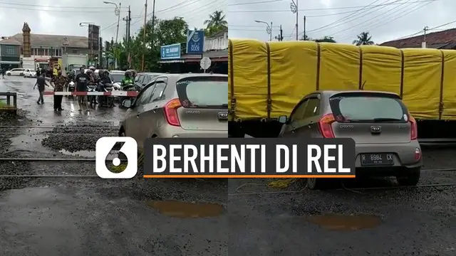 Detik-detik menegangkan ketika sebuah mobil nyaris terserempet kereta api karena berhenti di rel kereta.