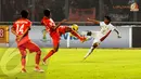 Rohit Chand (Persija Jakarta - tengah) berusaha menahan bola yang ditendang Ricky Akbar Chorella (Semen Padang) (Liputan6.com/Helmi Fithriansyah) 