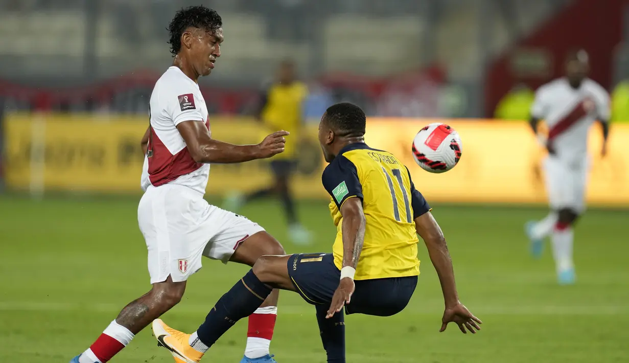 Peru baru memiliki peluang menyamakan skor pada menit ke-22. Tendangan jarak jauh Renato Tapia masih bisa diantisipasi kiper Ekuador, Hernan Ismael Galindez. (AP/Martin Mejia)