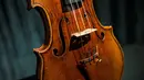 Biola langka 1684 buatan Antonio Stradivari saat diperkenalkan di Hong Kong (21/2). Biola terlangka di dunia ini diperkirakan berharga USD 1,550.000 sampai USD 2.450.000 atau sekitar Rp 20,6 miliar sampai Rp 32,5 milar. (AFP Photo / Isaac Lawrence)