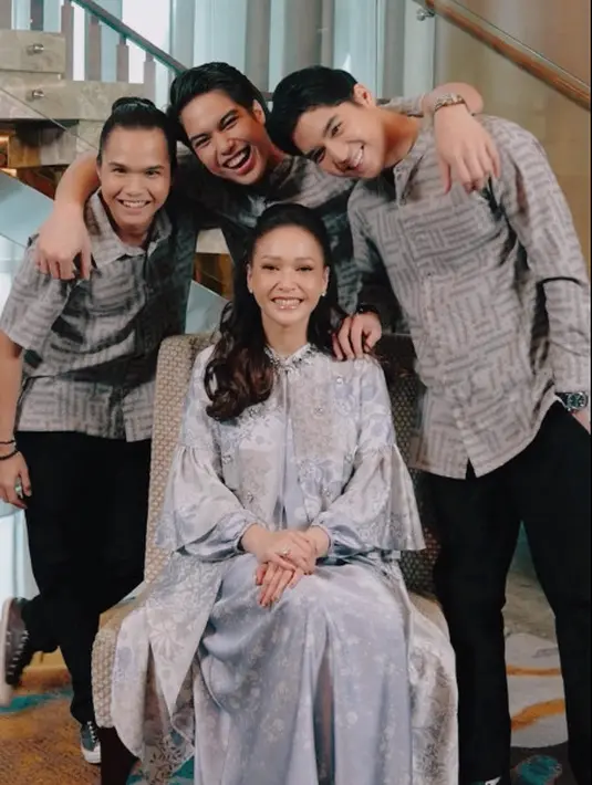 Maia Estianty bersama ketiga jagoannya bikin foto keluarga dengan nuansa Ramadan. Maia tampil anggun dengan kaftan sutra bernuansa abu-abu sedangkan Al, El, dan Dul sarimbitannya dengan kemeja abu-abu [@maiaestiantyreal]