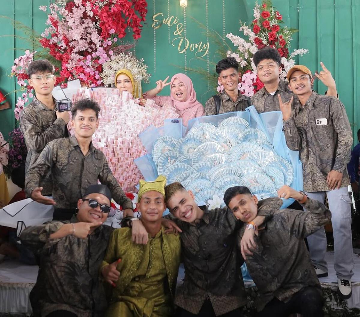 Momen Haru Aisar Khaled Beri Kejutan Rp100 Juta untuk Karyawannya yang Menikah