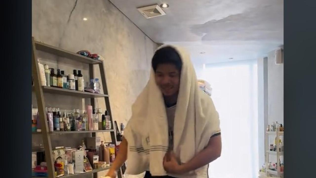 Atta Halilintar Bikin Video Baremg Ameena di Kamar Mandi Rumahnya yang Disebut Seluas Samudra. foto: TikTok @attahalilintar
