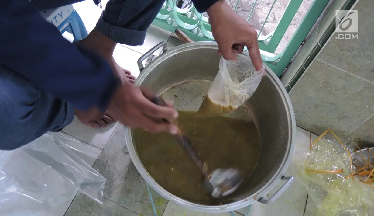 Pengurus Masjid Pekojan mengemas bubur India untuk menu buka puasa di serambi masjid, Semarang, Jawa Tengah, Kamis (17/5 ). Bubur India sebagai menu berbuka puasa di masjid ini sudah berjalan seabad lalu. (Liputan6.com/Gholib)