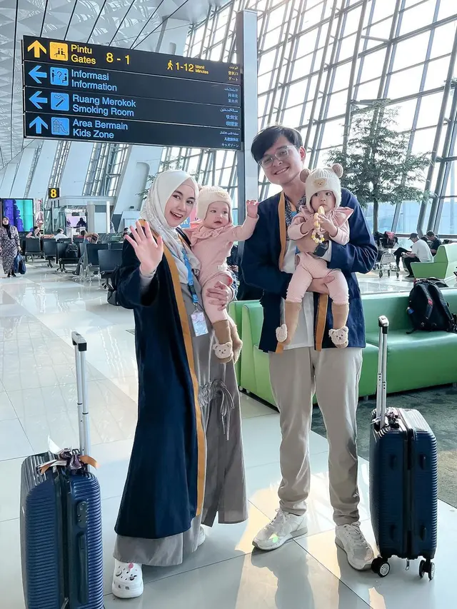 Anisa Rahma dan keluarganya berangkat umrah. (Instagram/ anisarahma_12 -  https://www.instagram.com/p/CxABs4hyWnq/?igshid=MTc4MmM1YmI2Ng)