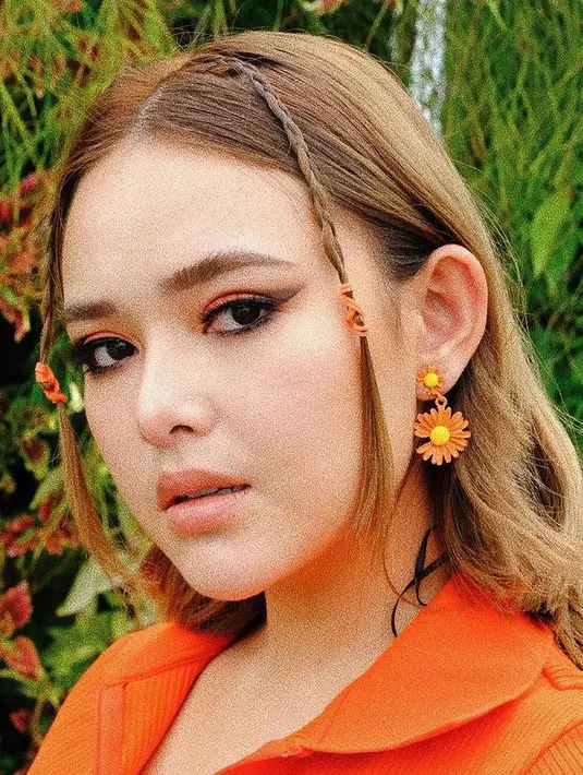 Dengan makeup sunkissed, Amanda Manopo mengepang sedikit bagian depan rambutnya di kedua sisi. Sementara rambut bagian belakang hanya di-curly untuk memperkuat kesan tropikal. (instagram/amandamanopo)