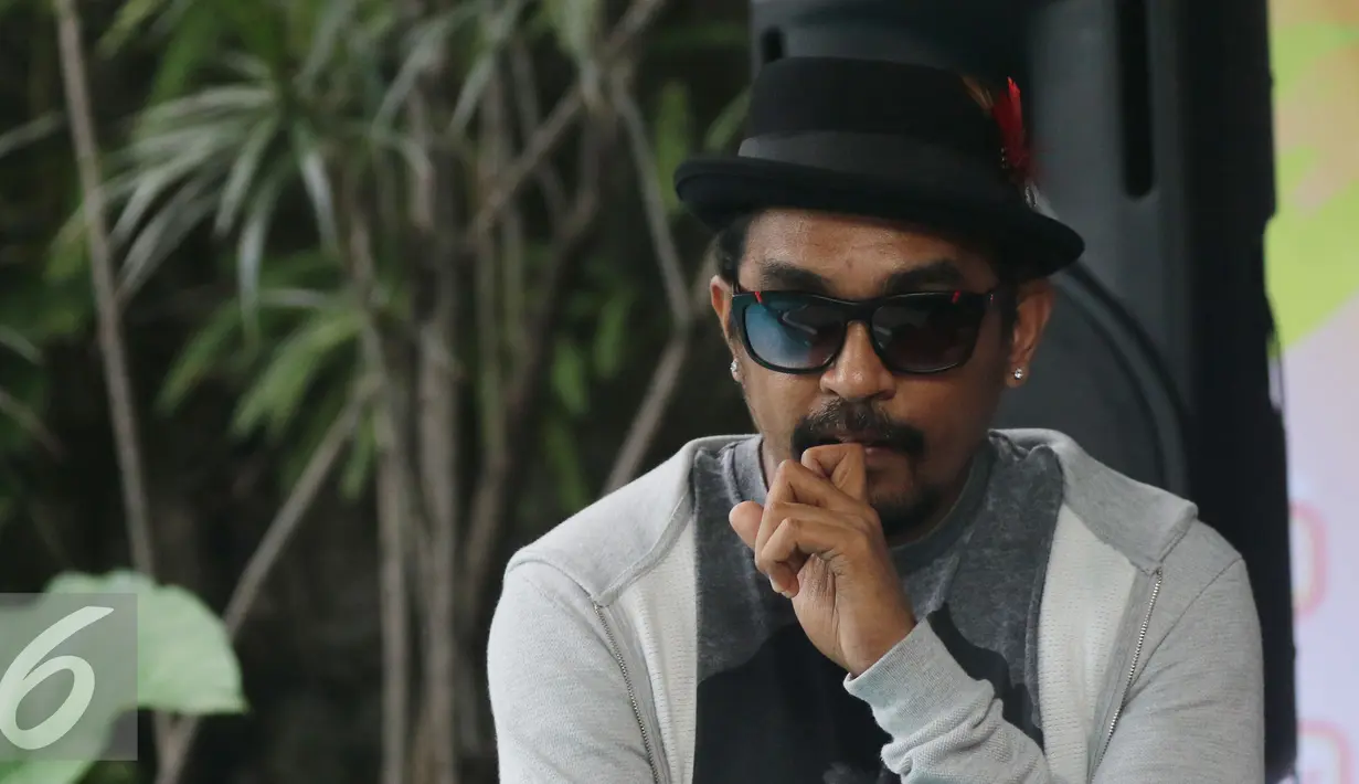 Glenn Fredly berpose usai jumpa pres aplikasi Alfatainment di kawasan Pangeran Antasari, Jakarta, Rabu (27/04). Glenn mengungkapkan alasan dirinya menyukai Nikita Mirzani. (Liputan6.com/Herman Zakharia)