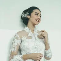 Mengenakan kebaya simpel berwarna putih, pesona aktris sekaligus mode itu kian terpancar. Makeup bold yang menghiasi wajahnya, membuat Anya Geraldine makin menawan. (Liputan6.com/IG/@anyageraldine)