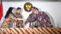 (ki-ka) Menteri PMK Puan Maharani, Menpan RB Yuddy Chrisnandi, Menag  Lukman Hakim, Menaker Hanif Dhakiri usai penandatanganan surat keputusan bersama penetapan Libur Nasional dan Cuti Bersama tahun 2017 di Jakarta, (14/4). (Liputan6.com/Faizal Fanani)