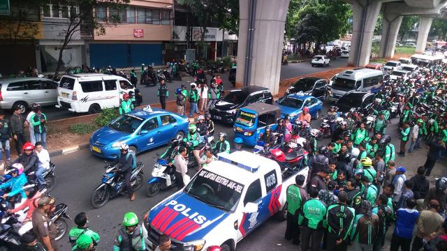 Metro Mini Tabrak Gojek