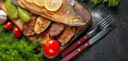Meskipun memasak ikan utuh kerap terlihat rumit, dengan teknik yang tepat, hidangan ini justru bisa menjadi menu praktis yang kaya rasa sekaligus menyehatkan. [Dok/freepik.com/KamranAydinov]