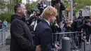 <p>Ed Sheeran tiba di Pengadilan Federal Manhattan dengan diam dan kepala tertunduk, melintasi kerumunan kamera dan wartawan yang berada di luar. (AP Photo/Brittainy Newman)</p>