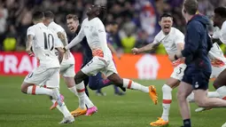 Para pemain West Ham United merayakan keberhasilan menjuarai UEFA Europa Conference League di Stadion Eden Arena, Kamis (8/6/2023). West Ham menang dengan skor 2-1. (AP Photo/Darko Bandic)