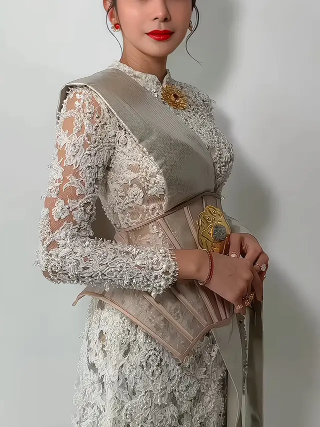 Kirana Larasati tampil anggun mengenakan kebaya. [@kiranalarasati]