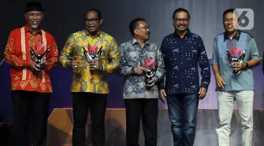 CEO Kapanlagi Youniverse (KLY) Steve Christian (kedua kanan) foto bersama peraih penghargaan Merdeka Award 2023 kategori Program Desa Wisata di SCTV Tower, Jakarta, Rabu (30/8/2023). (merdeka.com/Imam Buhori)