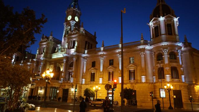 City Hall yang terletak di Plaza del Ayuntamiento merupakan salah satu gedung tua bersejarah di kota Valencia (Marco Tampubolon/Liputan6.com)