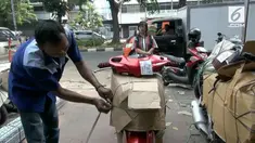 Jelang arus mudik 2018 jasa pengiriman motor melalui kereta api mulai ramai dipadati warga.