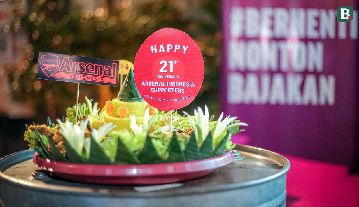 Nasi tumpeng untuk perayaan ulang tahun yang ke-21 Arsenal Indonesia Supporters (AIS) saat Roaring Night Liga Inggris antara Arsenal Vs Tottenham Hotspur di The Ground at Nipah, Jakarta Selatan, Minggu (28/04/2024). (Bola.com/Bagaskara Lazuardi)