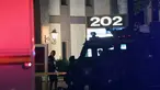 Seorang petugas polisi berdiri di luar gedung perkantoran di mana beberapa orang tewas dalam penembakan di Orange, California (31/3/2021).  Pihak berwenang mengatakan bahwa empat orang, termasuk seorang anak, tewas dalam penembakan dan dua lainnya telah diangkut ke rumah sakit setempat. (AFP/Patrick
