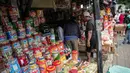 <p>Calon pembeli memilih kue kering dalam kemasan di lapak penjual kue musiman di Jalan Raya Bogor Km. 26, Jakarta, Sabtu (30/4/2022). Menurut pedagang penjualan kue kering kemasan di kawasan itu meningkat menjelang Lebaran. (Liputan6.com/Faizal Fanani)</p>