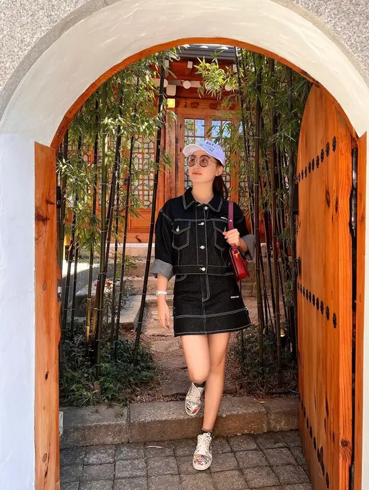 Tampil stylish dengan outfit kasual, Natasha Wilona terlihat memadukan cropped jaket dan mini skirt hitam dengan sneakers. Topi dan kacamata hitam pun melengkapi penampilannya. (Instagram/natashawilona12).