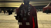 Gamal, suporter Timnas Qatar, tidak kecewa dengan penampilan perdana timnya di Piala Dunia. (Bola.com/Hendry Wibowo)