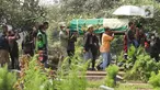 Keluarga dan kerabat membawa mendiang pelawak Irni Yusnita alias Rini S Bon Bon saat ingin dimakamkan di TPU Kawi Kawi, Johar Baru, Jakarta, Senin (11/7/2022). Pelawak Rini S Bon Bon  meninggal dunia pada hari Minggu sore (10/7/2022), sebelum berpulang rini sempat mengidap  sakit diabetes. (Liputan6.com/Herman Zakharia)