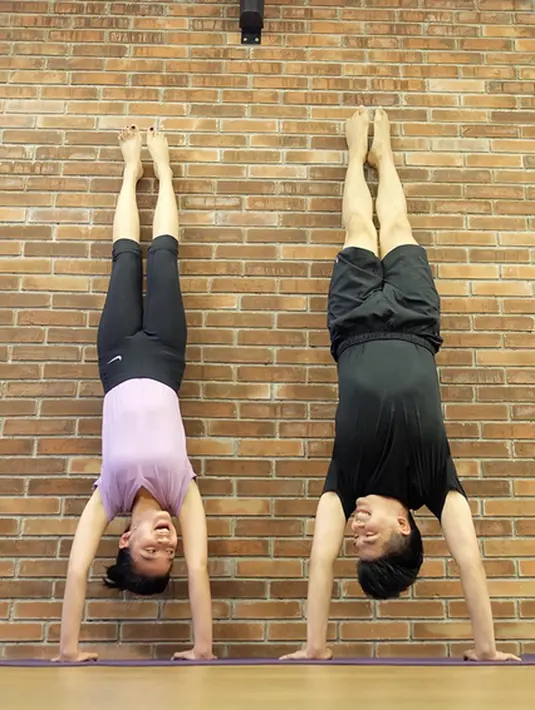 Glenn Alinskie dan Chelsea Olivia melakukan olahraga yoga bersama setelah 4,5 bulan tidak melakukan aktivitas olahraga. (Photo : Instagram)