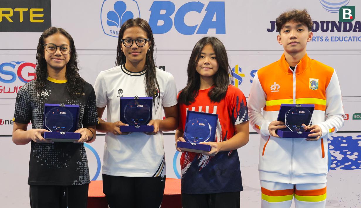 Para pemenang penghargaan sebagai atlet terbaik dari masing-masing kelompok umur di ajang Indonesia Open Aquatic Championships (IOAC) 2025. (Bola.com/Abdul Aziz)