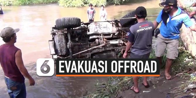 VIDEO: Sebuah Mobil Offroad Terseret Banjir