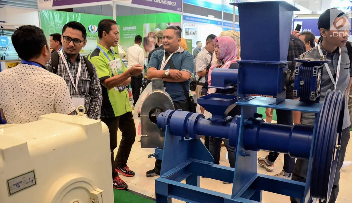 Pengunjung melihat salah satu stan pameran Indo Livestock Expo & Forum 2019 di Surabaya, Jawa Timur, Rabu (3/7/2019). Pameran yang berlangsung tanggal 3 - 5 Juli 2019 menampilkan Industri peternakan hewan, pakan ternak dan perikanan yang diikuti 250 peserta dari 25 negara. (Liputan6.com/HO/Iwan)