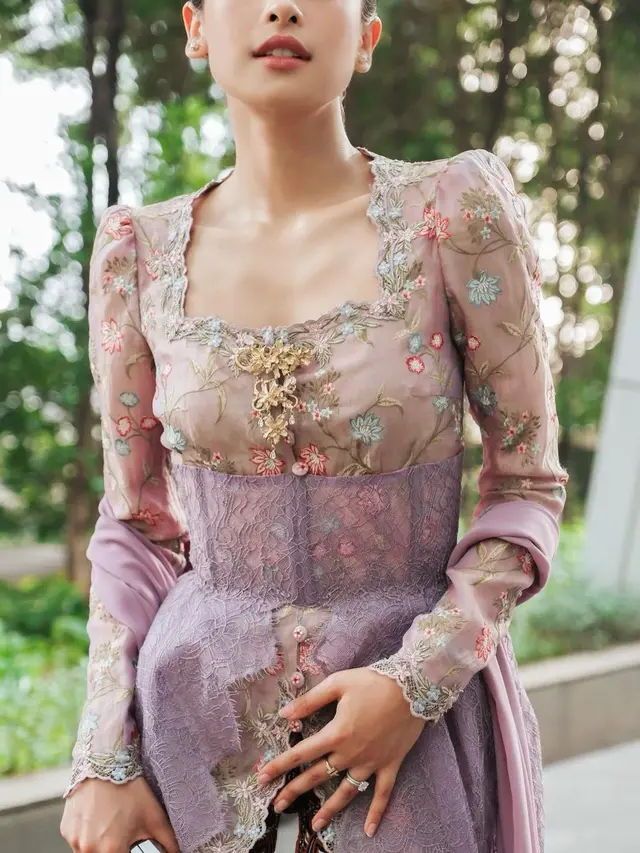 7 Potret Maudy Ayunda Kondangan Bareng Keluarga, Tampil Menawan