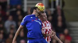 Pemain Chelsea, Diego Costa (kiri), berebut bola dengan pemain Stoke City, Ryan Shawcross, pada lanjutan Liga Premier Inggris di Stadion Britannia, Stoke, Minggu (8/11/2015) dini hari WIB. (AFP Photo/Paul Ellis)