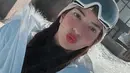 Begini penampilan Nia Ramadhani saat bermain Ski di Colorado, USA. Ia tampil kece dengan jaket bulu dan beanie. [@ramadhaniabakrie]