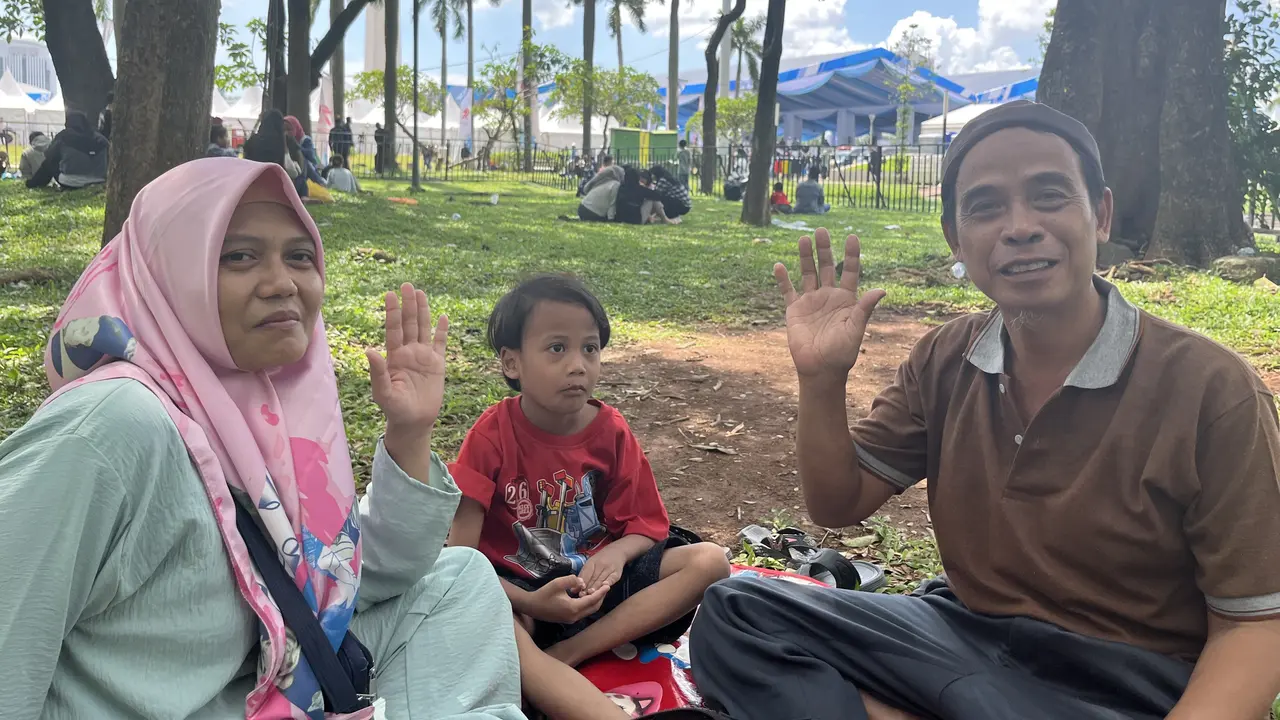 Darmanto membawa istri dan anaknya yang berusia 6 tahun untuk hadir dalam peringatan hari ulang tahun (HUT) ke-79 Bhayangkara di Monas, Jakarta Pusat.