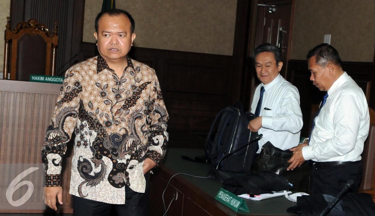 Patrice Rio Capella usai menjalani sidang Pemeriksaan terdakwa di Pengadilan Tipikor, Jakarta, Senin (30/11). Rio mengakui memerima uang Rp 200 juta dari bekas Sekjen Partai Nasdem dan Evy Susanti melalui anak buah OC Kaligis. (Liputan6.com/Helmi Afandi)