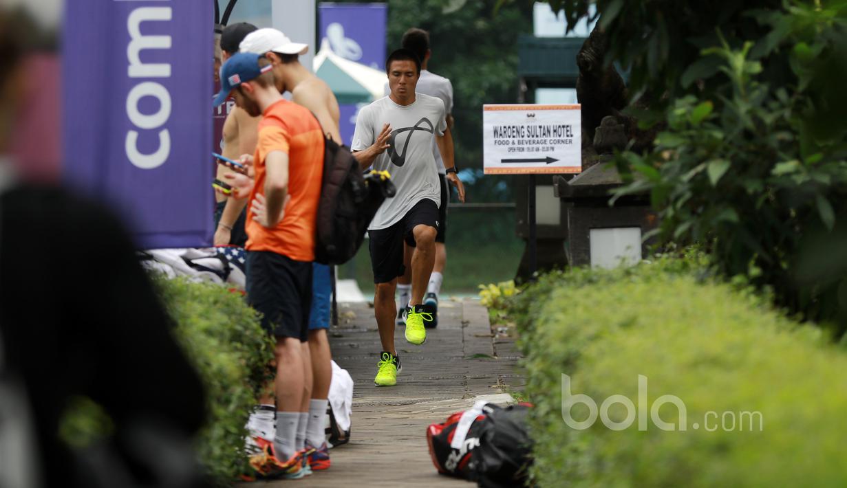 Para petenis melakukan pemanasan disela-sela pertandingan pada ajang Combiphar Tennis Open 2017 di Hotel Sultan, Jakarta. Senin (13/2/2017). (Bola.com/Nicklas Hanoatubun)