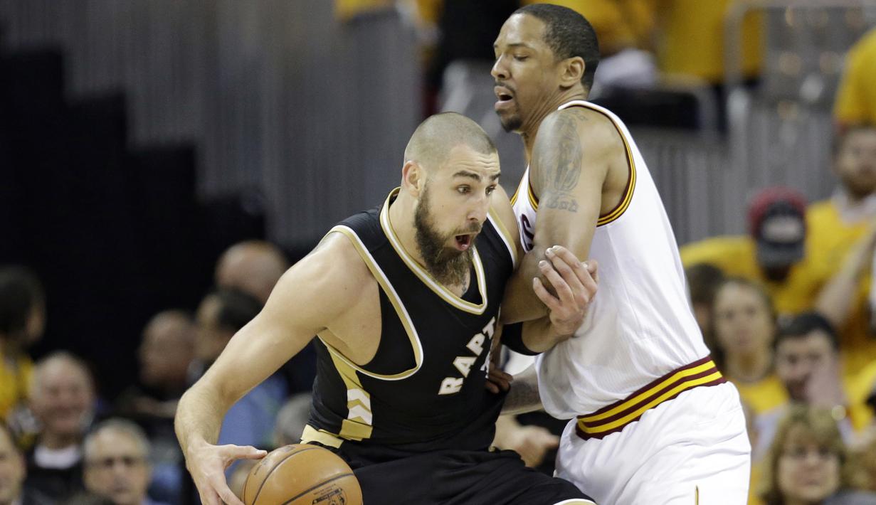 Pemain Toronto Raptors, Jonas Valanciunas (kiri) berusaha melewati adangan pemain Cleveland Cavaliers, Channing Frye pada Game 2 semifinal Eastern Conference NBA basketball di Quicken Loans Arena, (3/5/2017). Cavs menang 125-103. (AP/Tony Dejak)