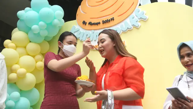 Amanda Manopo dan Angelica Manopo dikenal dengan sebutan Manopo Sisters. Keduanya eksis menggeluti bisnis kue