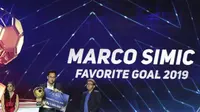 Pemain Persija Jakarta, Marco Simic, menerima penghargaan sebagai gol favorit pada Indonesian Soccer Awards 2019 di Studio Indosiar, Jakarta, Jumat (10/12). Acara ini diadakan oleh Indosiar bersama APPI. (Bola.com/M Iqbal Ichsan)