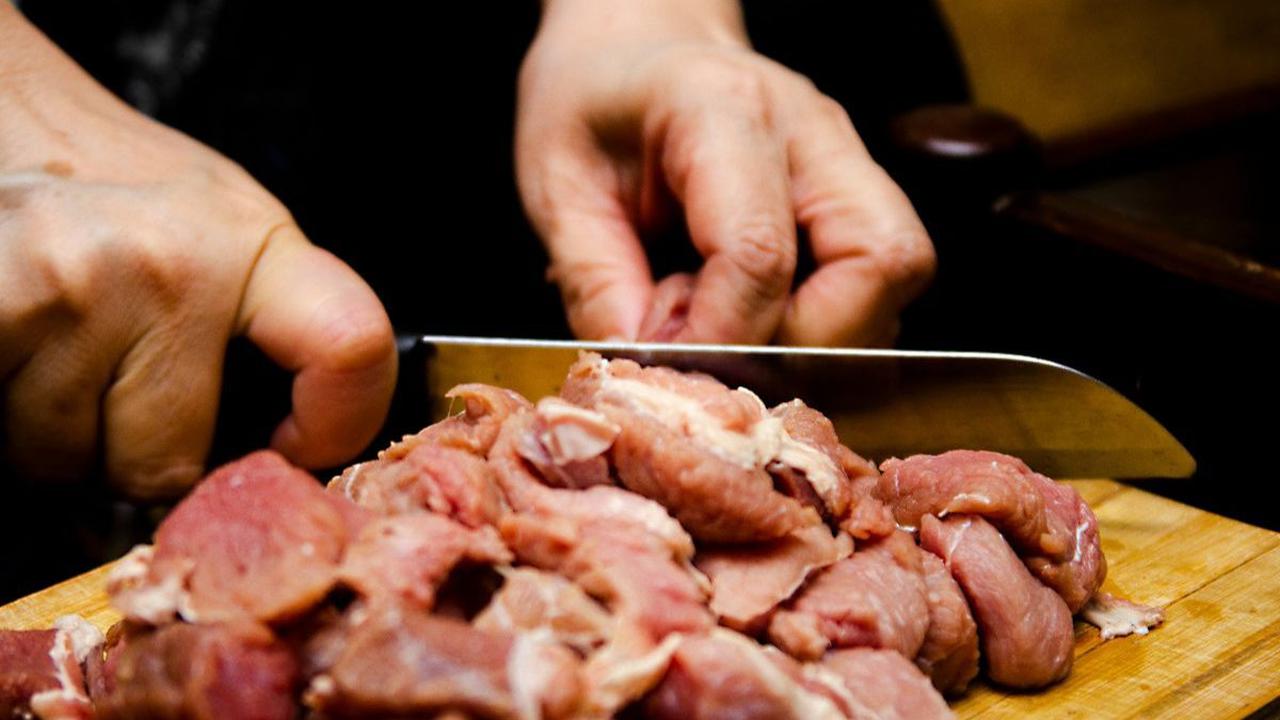 Setelah itu, kemas daging ke dalam wadah yang bersih dan dapat ditutup rapat. Hal ini untuk mencegah kelembapan berlebih pada daging dan kontaminasi dari bakteri yang merugikan.