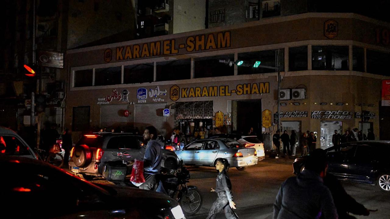 FOTO: Kairo Terapkan Jam Malam di Tengah Krisis Energi