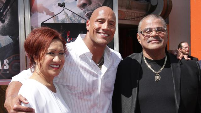 Rocky Johnson Bersama Keluarga https://variety.com/2020/tv/news/rocky-johnson-dead-dies-wwe-dwayne-johnson-dad-1203468810/ ( Photo Credit: JIM SMEAL/BEI/SHUTTERSTOCK )